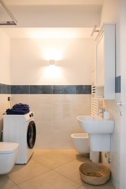 Grande Monolocale Con Parcheggio Interrato Incluso Apartment Genoa Bagian luar foto