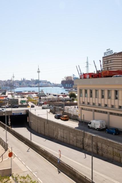 Grande Monolocale Con Parcheggio Interrato Incluso Apartment Genoa Bagian luar foto